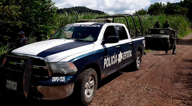 Habitantes quitan armas a policías de Valle Nacional, Oaxaca Habitantes quitan armas a policías de Valle Nacional Oaxaca