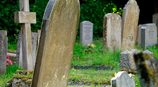A un día de Halloween, saquean tumbas de un cementerio