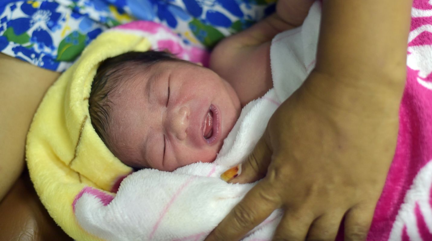 Esperanza entre la tragedia: Nacen bebés en barco en Indonesia