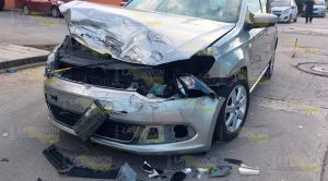 Intenta ganar el paso y destroza automóvil Intenta ganar el paso y destroza automóvil