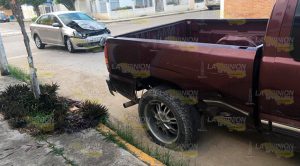 Intenta ganar el paso y destroza automóvil Intenta ganar el paso y destroza automóvil