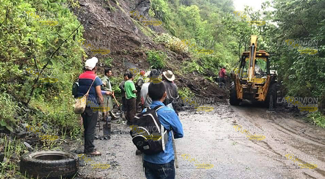 Difícil acceso por derrumbes, afectados varios caminos de la sierra norte