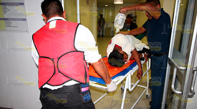 Le abren la espalda a machetazos Le abren la espalda a machetazos
