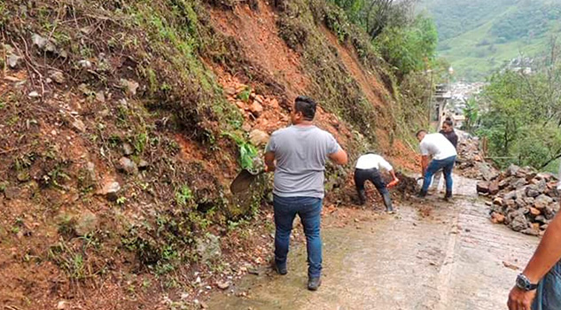 Lluvias provocan derrumbes en la sierra de Zongolica Lluvias provocan derrumbes en la sierra de Zongolica