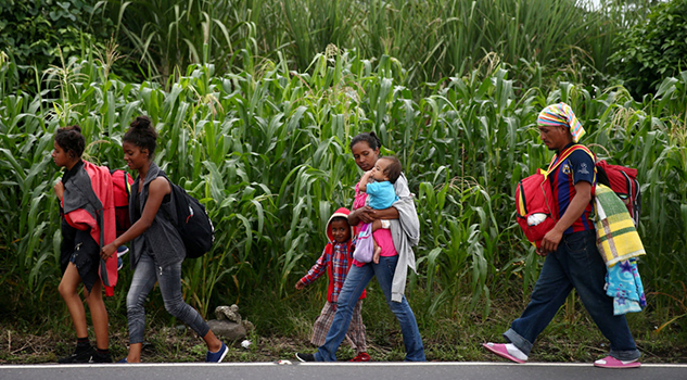 Migrantes deben realizar tramites si deciden ingresar a México: Videgaray