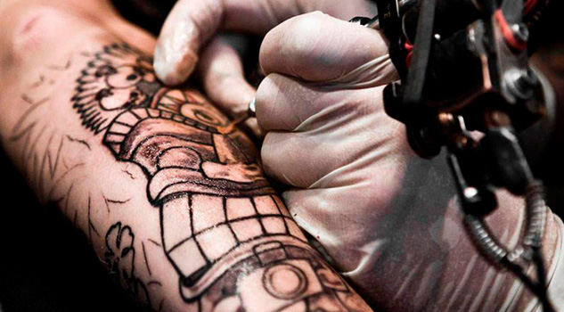 Pese a que nueva ley prohíbe discriminación, SSP no contrata a tatuados Pese a que nueva ley prohíbe discriminación, SSP no contrata a tatuados