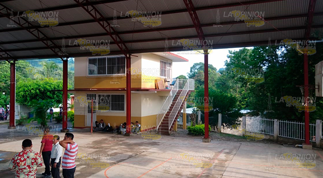 Roban en telesecundaria de Venustiano Carranza en Puebla Roban en telesecundaria de Venustiano Carranza en Puebla