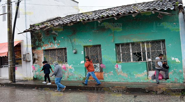 Caen tejas de casas antiguas en Tlapacoyan