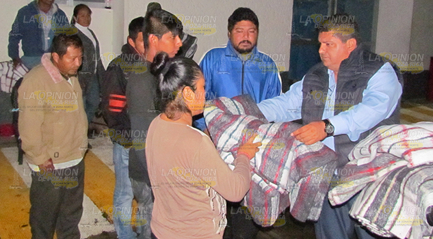 Protegen del frío a familias humildes, alcalde entregó personalmente, cobijas a familias que pernoctan en el hospital civil