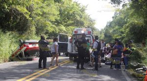 Taxi choca y vuelca sobre la carretera Poza Rica-Papantla Taxi choca vuelca sobre carretera Poza Rica Papantla