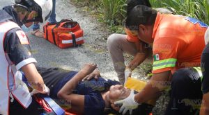 Taxi choca y vuelca sobre la carretera Poza Rica-Papantla Taxi choca vuelca sobre carretera Poza Rica Papantla