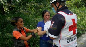 Taxi choca y vuelca sobre la carretera Poza Rica-Papantla Taxi choca vuelca sobre carretera Poza Rica Papantla