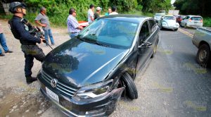 Taxi choca y vuelca sobre la carretera Poza Rica-Papantla Taxi choca vuelca sobre carretera Poza Rica Papantla