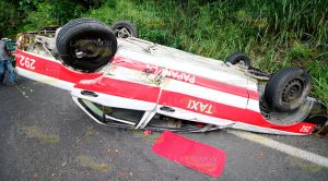 Taxi choca y vuelca sobre la carretera Poza Rica-Papantla Taxi choca vuelca sobre carretera Poza Rica Papantla