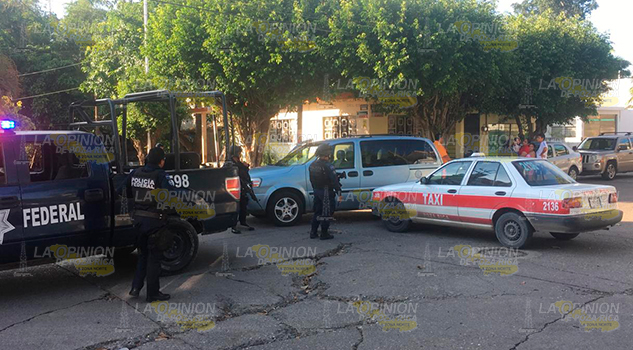 Taxista embiste camioneta en la colonia México Taxista embiste camioneta en la colonia México