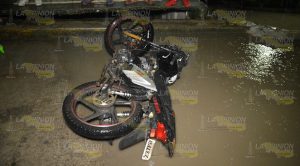 Tres motociclistas se estrellaron en una camioneta Tres motociclistas se estrellaron en una camioneta