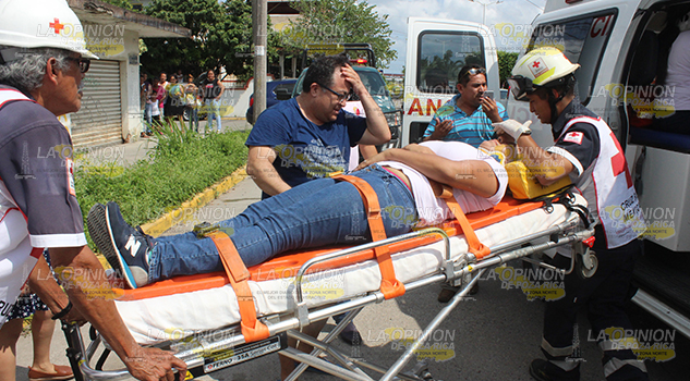 Camioneta choca contra taxi, tres universitarias heridas