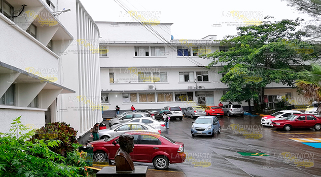 Miles de pacientes abarrotan hospital Civil Emilio Alcázar en Tuxpan