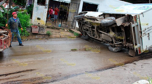 Vuelca camioneta en Pueblo Viejo Vuelca camioneta en Pueblo Viejo
