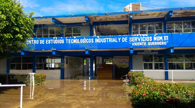 Prevalecen inundados en el CETIS 111 de Tuxpan WhatsApp Image 2018-10-24 at 11.59.29