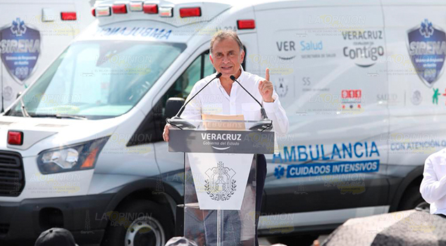 El Gobernador Yunes entrega 100 nuevas ambulancias a hospitales, Centros de Salud y municipios