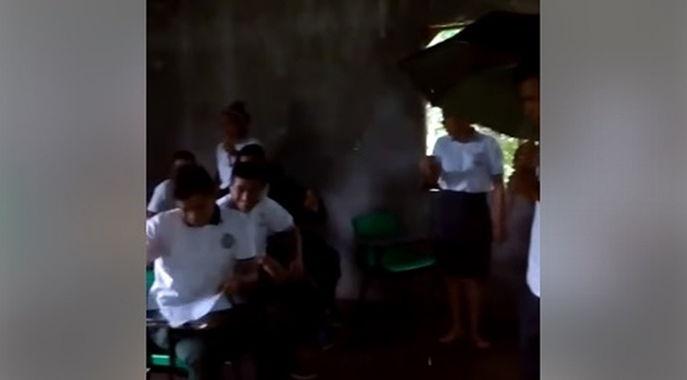 Estudiantes de Telebachillerato toman clases "bajo el agua"