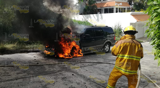 ¡Arde una camioneta! Reportan que unidad es pérdida total