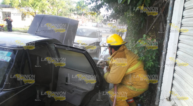 Se incendia auto en vía pública en Naranjos
