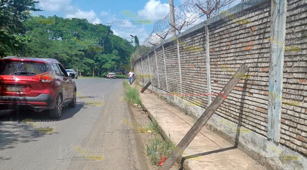 Pemex pone en riesgo a peatones en Naranjos