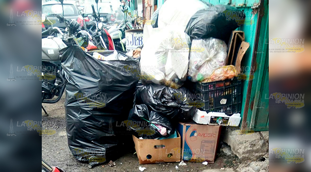Zona centro de Cerro Azul enorme basurero