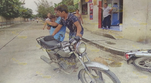 Bebé en peligro, sus padres lo llevaban en moto y chocaron