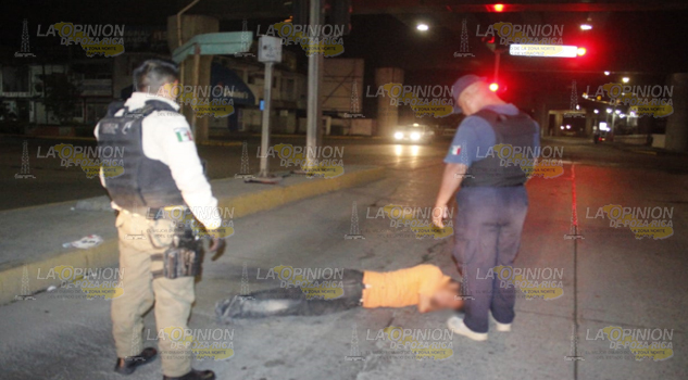 Conductor embiste brutalmente a peatón, sobre bulevar central Orite; en Poza Rica
