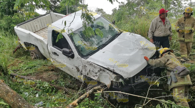 Pierde control de camioneta en el kilómetro 8 de la carretera Tuxpan Tamiahua