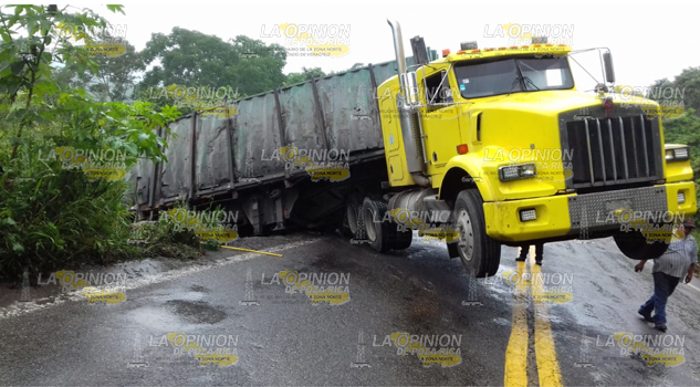 Quedó invadiendo un carril Tráiler se sale de la carretera, en el tramo federal Poza Rica Cardel