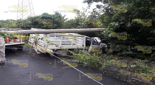 Derriba poste y deja sin luz a cinco municipios de la Sierra de Otontepec