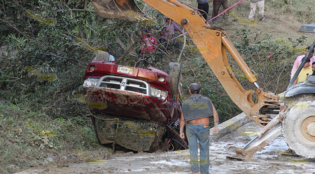 Perdió el control de su camioneta y cayó a un arroyo en Castillo de Teayo