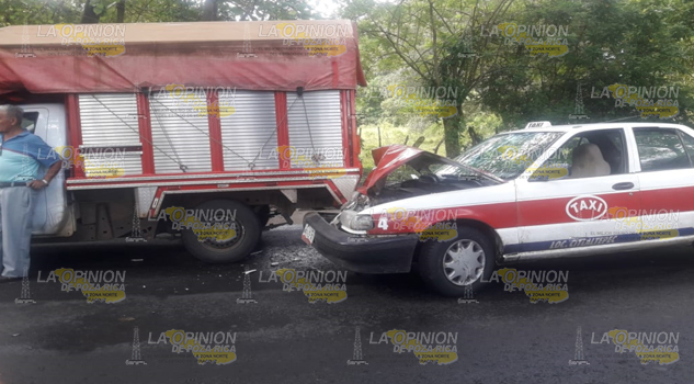 Taxi contra camioneta en la vía Naranjos-Chontla; 4 lesionado