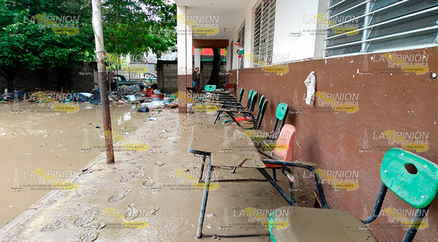 Escuelas de todos los niveles devastadas por el desbordamiento de las aguas del canal Oro Verde, en Álamo