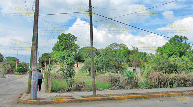 En contra del proyecto de construir una planta gasera, residentes de la colonia Gabino González