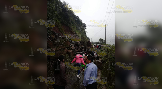 Afectados por deslizamientos de tierra y piedra de cerros