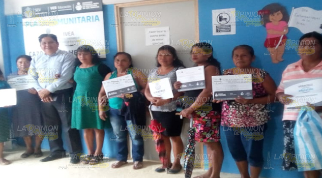 Entregan certificados del IVEA
