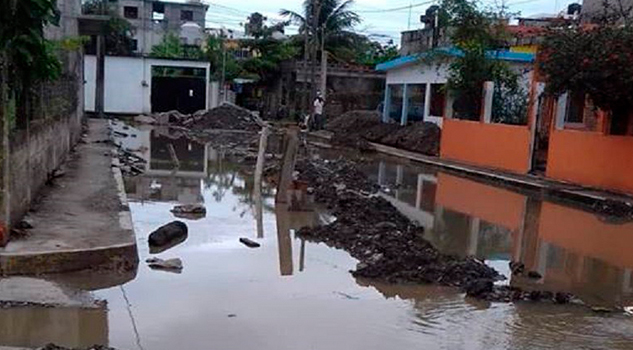 Entre un río de agua apestosa viven los vecinos de la calle Adolfo López Mateos