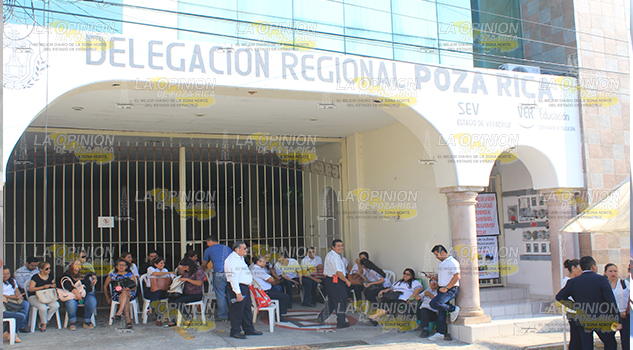 Revuelta de maestros; toman delegación de SEV y 2 planteles