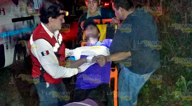 Motociclista casi se mata, derrapa tras caer en un bache