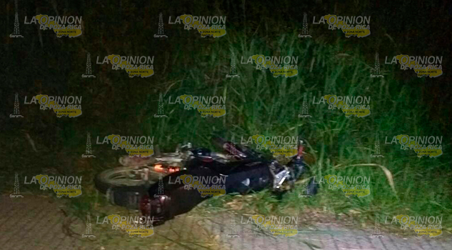 Motociclista de Mecatlan, pierde la vida al sufrir aparatoso accidente