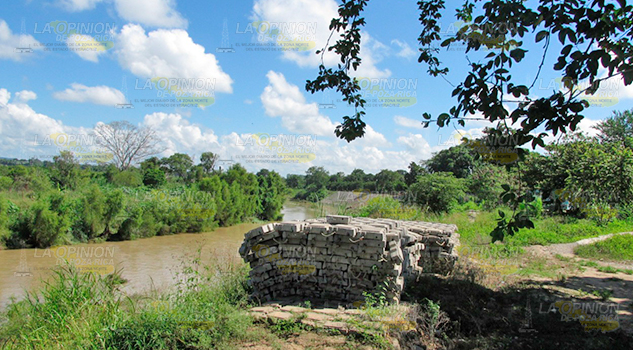 Muro de contención del Rio Pantepec aun inconcluso, lleva cuatro años iniciada la obra