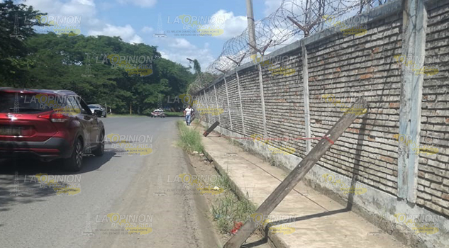 Pemex pone en riesgo a peatones en Naranjos