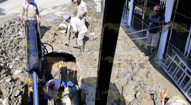 ¡Al fin reparan fuga de agua en la Petromex!
