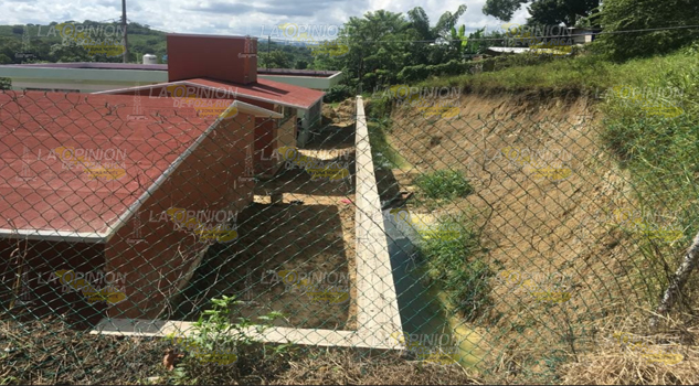 Deslizamiento afecta a dos planteles de la colonia Fraternidad Antorchista, en Poza Rica