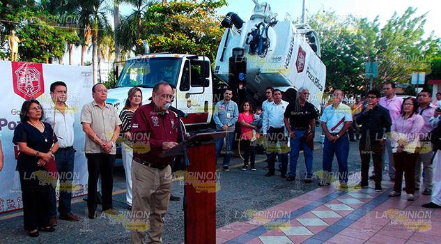 Poza Rica estrena ambulancia y camión hidroneumático